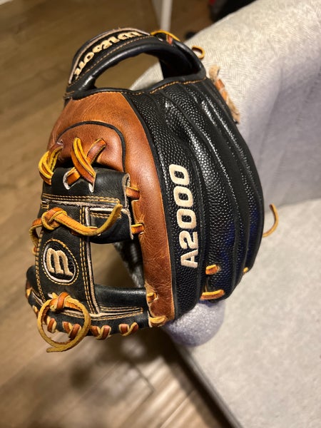 Used Right Hand Throw Wilson Infield A2000 Baseball Glove 11.25"