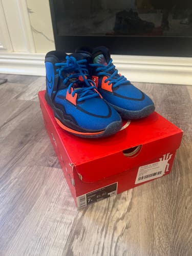 Men's Size 7.0 (Women's 8.0) Nike Kyrie Infinity SE  Shoes