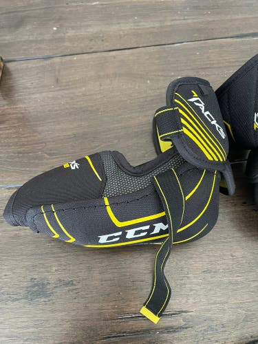 Extra Large CCM Tacks 3092 Elbow Pads
