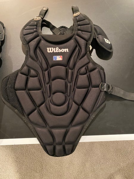  WILSON C200 Youth Catcher's Gear Kit - Black : Sports