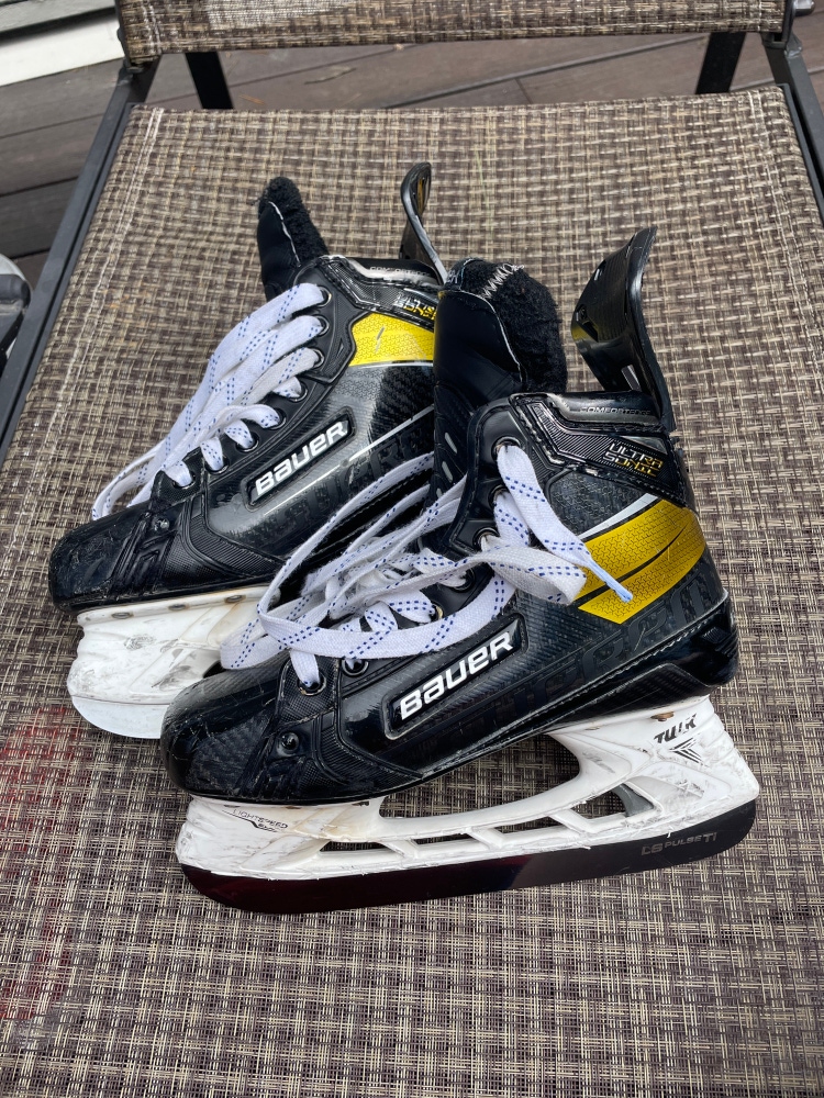 Used Bauer Regular Width Size 4 Supreme Hockey Skates