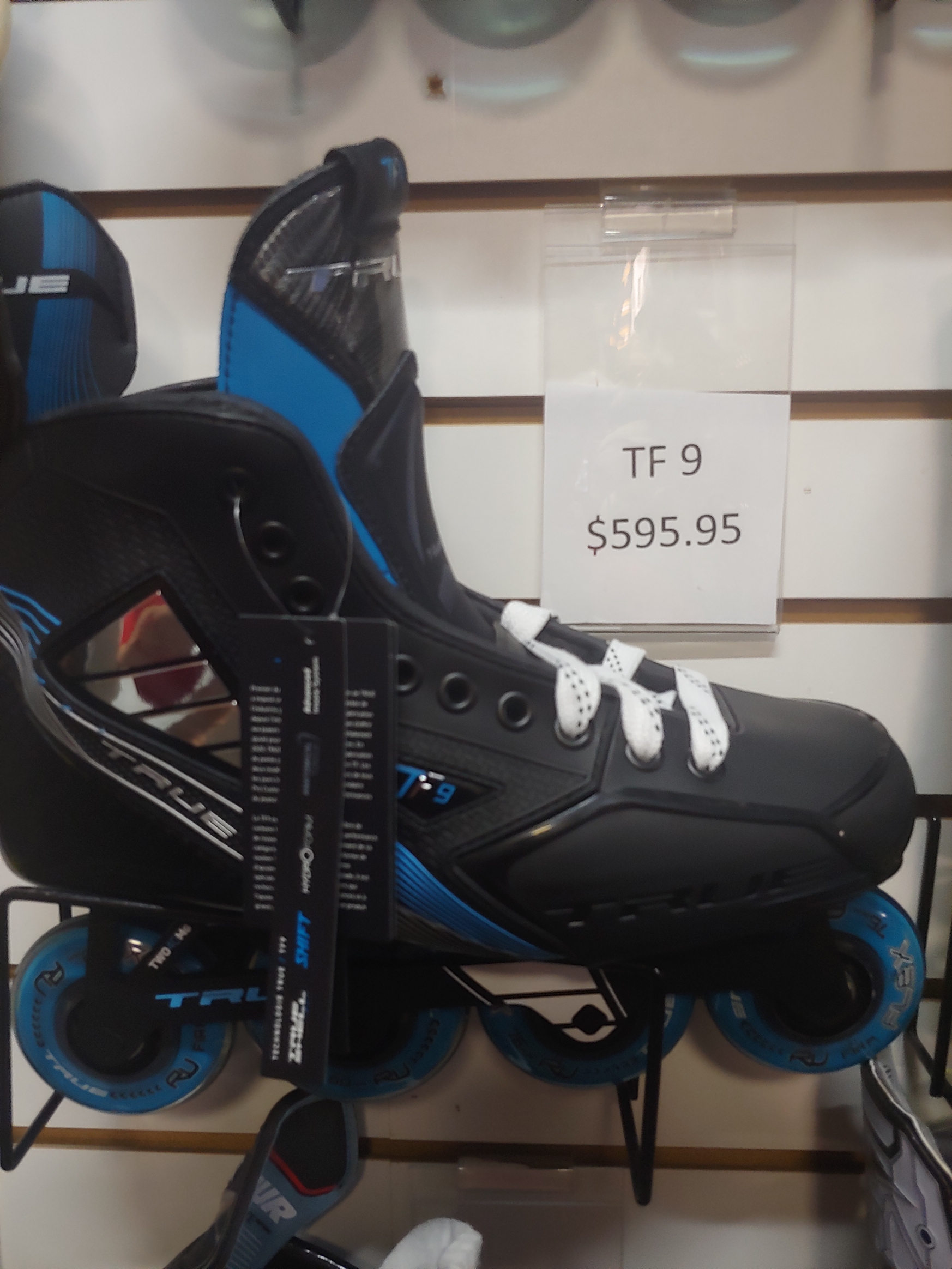 New Hockey Skates size 9 Regular Width