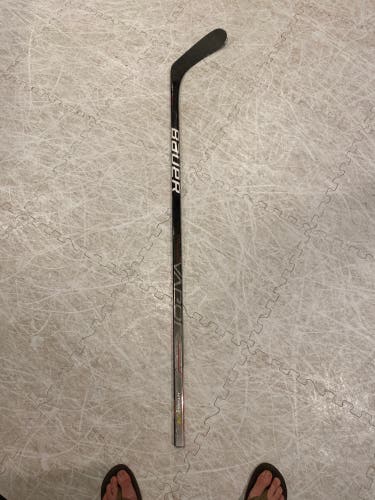 Intermediate Right Handed P28  Vapor Hyperlite Hockey Stick