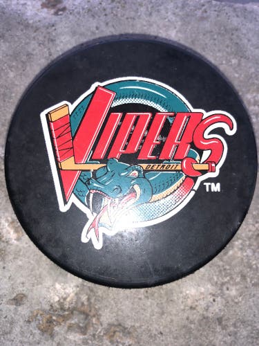 1997'98 DETROIT VIPERS IHL HOCKEY PUCK Ad Back Modernistic Viceroy