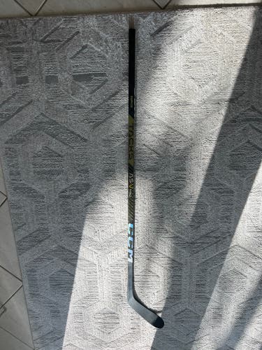 Senior Left Hand P28  Super Tacks AS-V PRO Hockey Stick