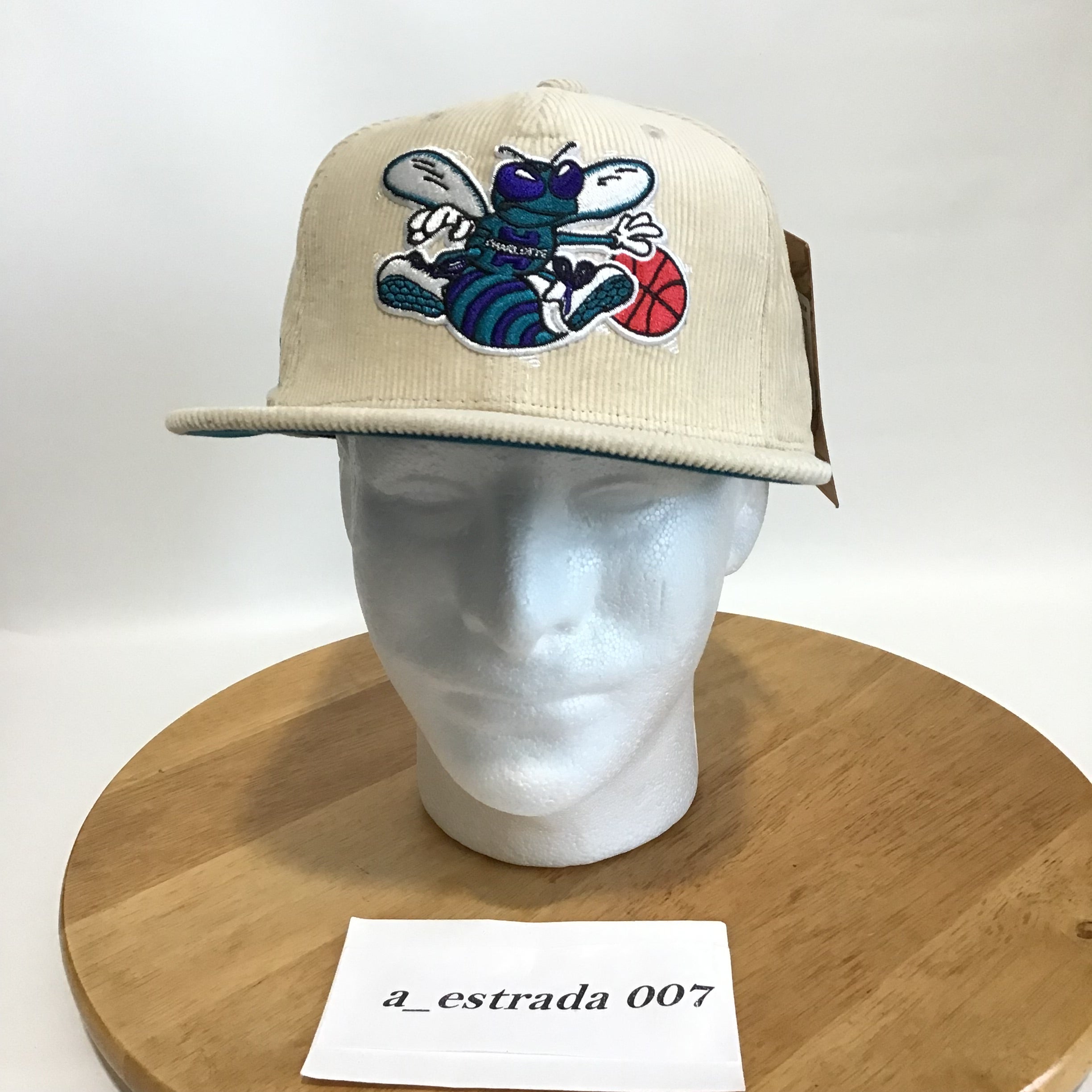 Mitchell & Ness Charlotte Hornets Bucket Hat - Off White White / Small/Medium