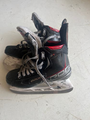 Used Bauer Regular Width Size 5 Vapor 3X Hockey Skates