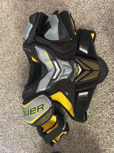 Junior Medium Bauer Supreme TotalOne NXG Shoulder Pads
