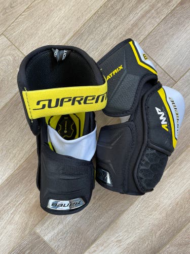 Used Medium Bauer Supreme matrix Elbow Pads