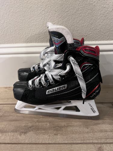 Junior Like New Bauer Vapor X900 Hockey Goalie Skates Regular Width Size 4