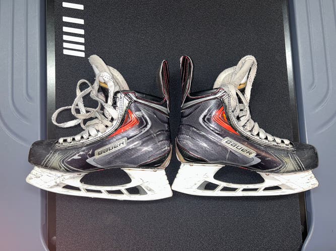 Used Bauer Regular Width  Size 8.5 Vapor APX2 Hockey Skates