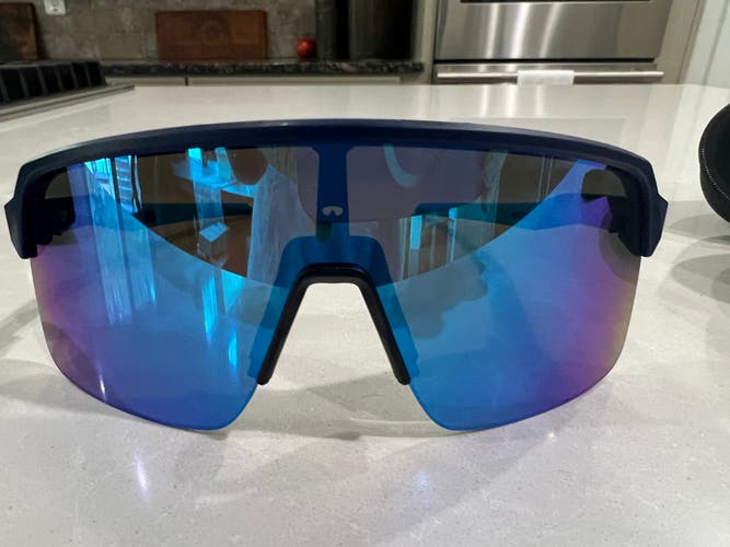 UNWORN Men's Medium/Large Oakley Sutro Sunglasses