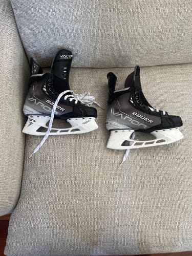 New Bauer Regular Width Pro Stock Size 7.5 Vapor Hyperlite Hockey Skates