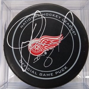 IGOR LARIONOV Detroit Red Wings AUTOGRAPH Signed Hockey GAME PUCK Russian 5
