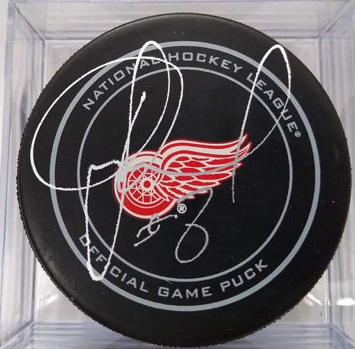 IGOR LARIONOV Detroit Red Wings AUTOGRAPH Signed Hockey GAME PUCK Russian 5
