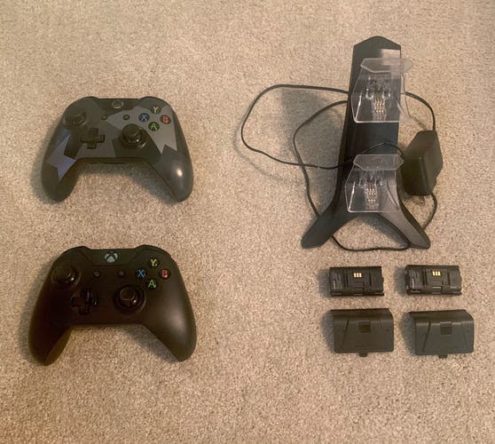 Used  Xbox Controllers And Recharge Stand