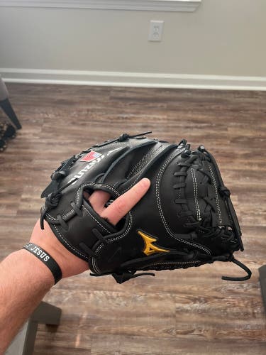 New Right Hand Throw 33.5" Mizuno Catcher's Glove