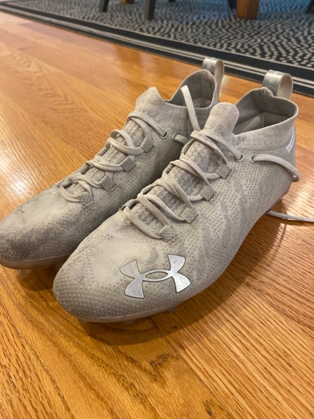 White Adult Used Men's Size 9.0 (Women's 10) Molded Cleats Under Armour Low Top Spotlight