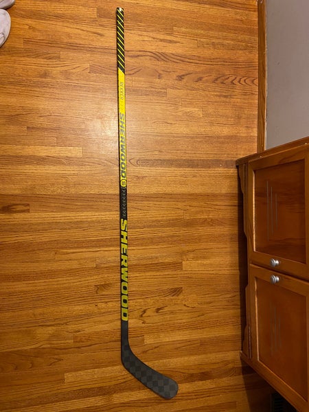 Magnum Wood Hockey Stick Sr 90 Flex Right Hand at