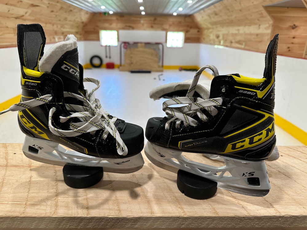 CCM Regular Width Size 1 Super Tacks 9380 Hockey Skates