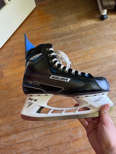 New Bauer Regular Width  Size 8.5 Nexus 2900 Hockey Skates