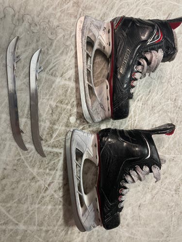 Used Bauer Regular Width  Size 2 Vapor X500 Hockey Skates