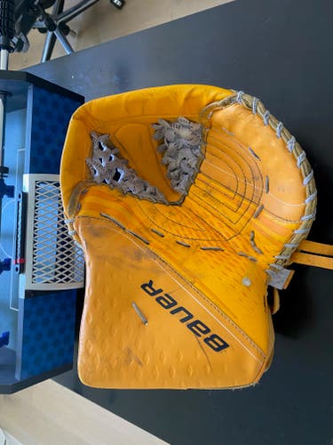 Used Regular Bauer Vapor 2X Goalie Glove / Trapper / Catcher