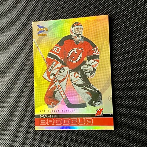 New Jersey Devils Martin Brodeur MINT 2001 Pacific Prism Gold NHL Hockey Card HOLOFOIL