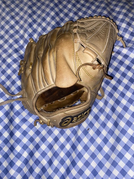 A detailed view of the Asics baseball glove worn by Shohei Ohtani