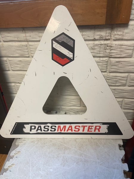 Triangle hockey passer