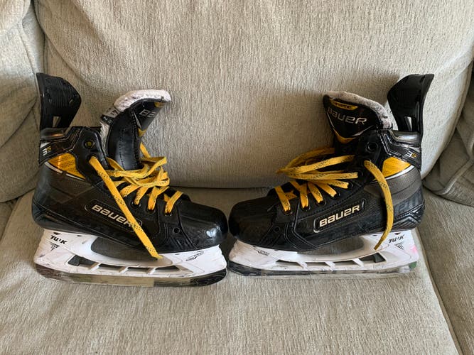 Intermediate Bauer Regular Width  Size 4.5 Supreme 3S Pro Hockey Skates