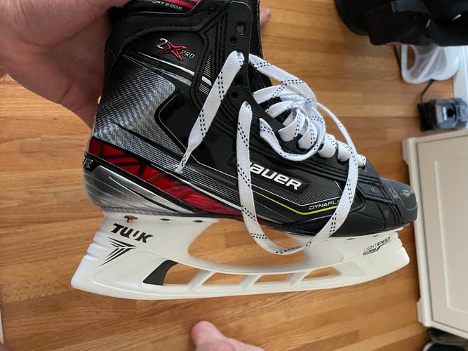 New Bauer Regular Width Pro Stock Size 9 Vapor 2X Pro Hockey Skates