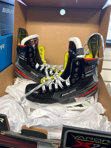 New Bauer Regular Width  Size 4.5 Vapor X2.9 Hockey Skates