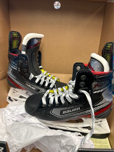 New Bauer Regular Width  Size 4.5 Vapor XLTX Pro+ Hockey Skates