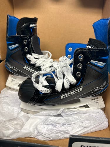New Bauer Regular Width  Size 4.5 Nexus N2700 Hockey Skates