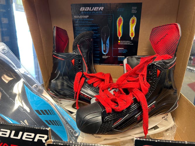 New Bauer Regular Width  Size 4.5 Vapor 1X Hockey Skates