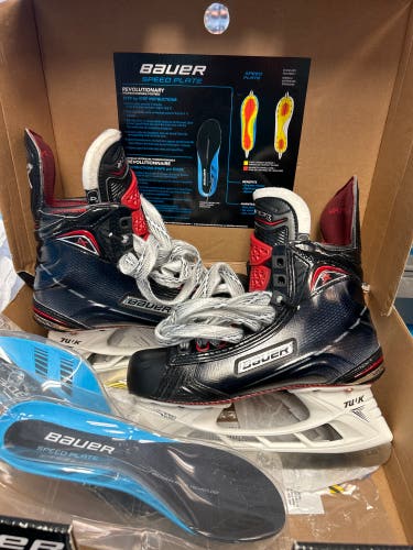 New Bauer Regular Width  Size 4 Vapor 1X Hockey Skates