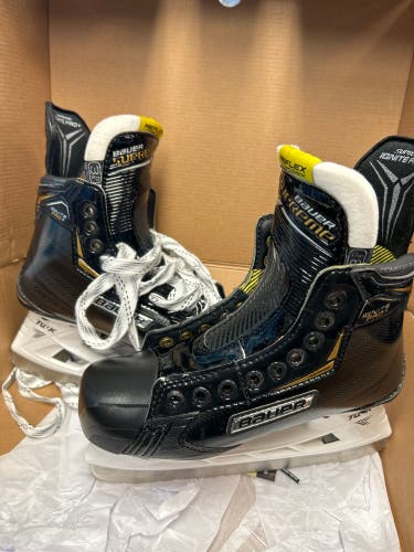 New Bauer Regular Width  Size 3.5 Supreme Ignite Pro+ Hockey Skates