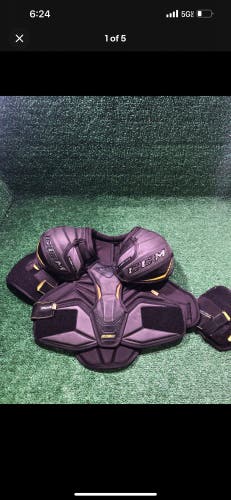 Ccm mens shoulder pads