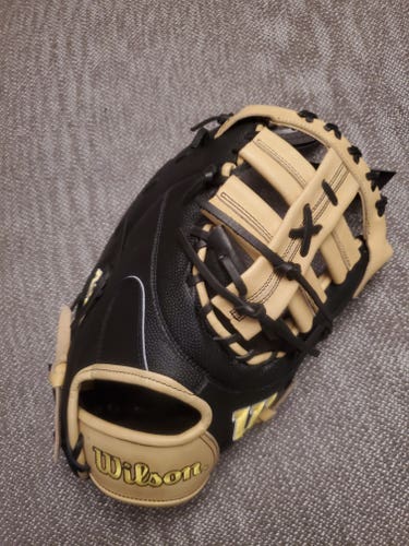 New 2023 Wilson Right Hand Throw First Base A2000 Baseball Glove 12.5"