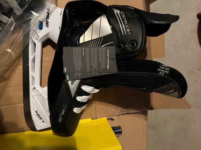New True Regular Width  Size 5 Catalyst 5 Hockey Skates