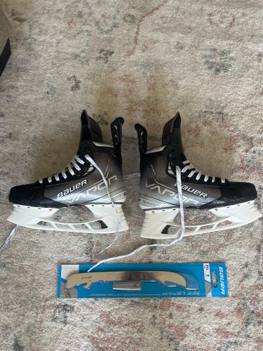 New Bauer Regular Width Size 7.5 Vapor Hockey Skates