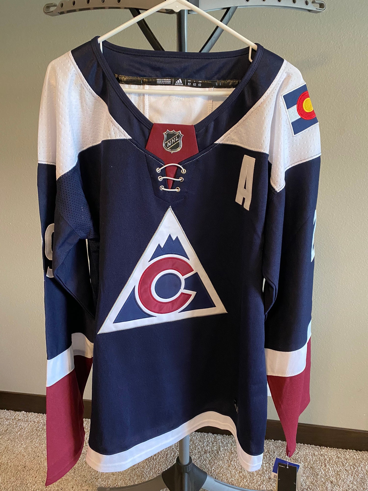 Nathan MacKinnon Colorado Avalanche hockey Jersey size 52