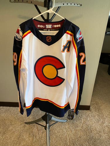 *NEW*Nathan MacKinnon Reverse Retro Colorado Avalanche NHL Jersey Size XL 54