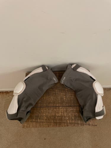 Used Medium Maverik Rome Arm Pads