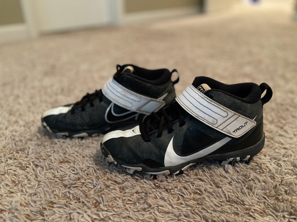 Used Black Nike Force Trout 7 Molded Cleats