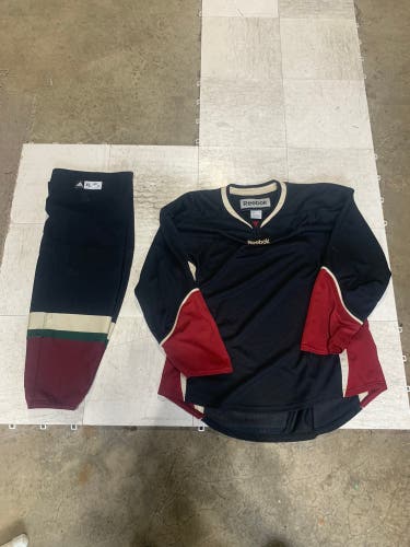 Coyotes Large Reebok Jersey+socks