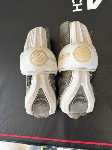 Used Large Maverik Rome Arm Pads