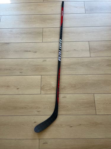 Pro Stock Kucherov Curve Nexus 2N Pro Hockey Stick, Right Handed (Wrapped as Sync)