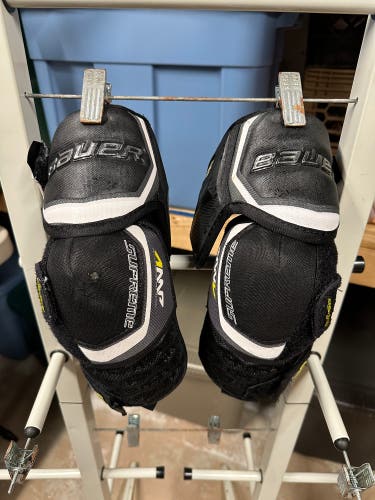 Used Small Bauer Supreme 2S Elbow Pads